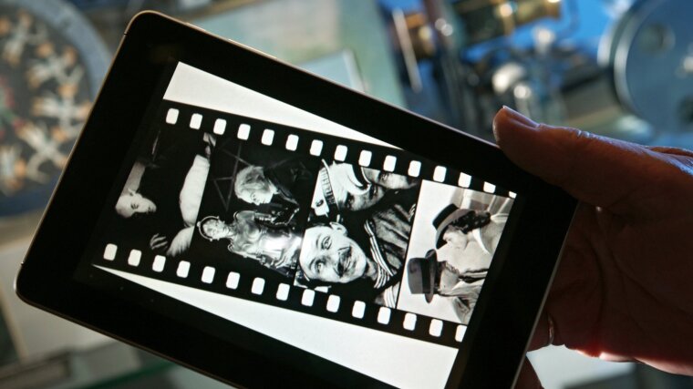 Filmstreifen mit Filmszenen auf einem Tablet